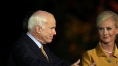 Синди Маккейн: "По онези времена, съпругите на политиците имаха преди всичко подкрепяща роля. От мен се очакваше да ходя по вечери, барбекюта, родеа и пикници - и да не говоря твърде много..."