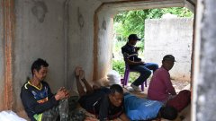 Шокиращи кадри от провинция Сурин показват как местни се укриват в университет