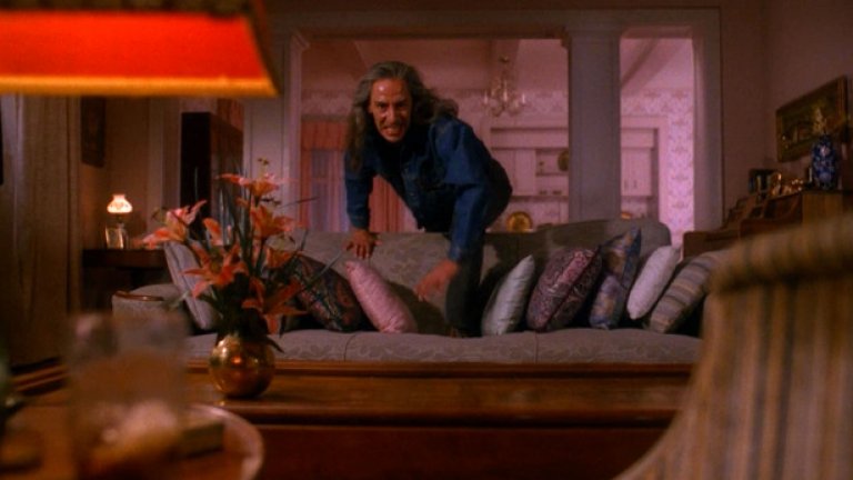 6. "Туйн Пийкс"/ Twin Peaks, 8 април, 1990
Представете си цял живот да сте гледали рутинни тв сериали за ченгета и изведнъж попадате в света на Дейвид Линч. Едва ли някой може да забрави думите „She is dead, wrapped in plastic", изречени преди появата на Кайл Маклоклън в ролята на агент Купър. Може това да не е най-добрият пилотен епизод в света, но след него много неща се промениха и се създаде цяло поколение почитатели на Линч, които се чудят да се радват ли или не на трети сезон. 