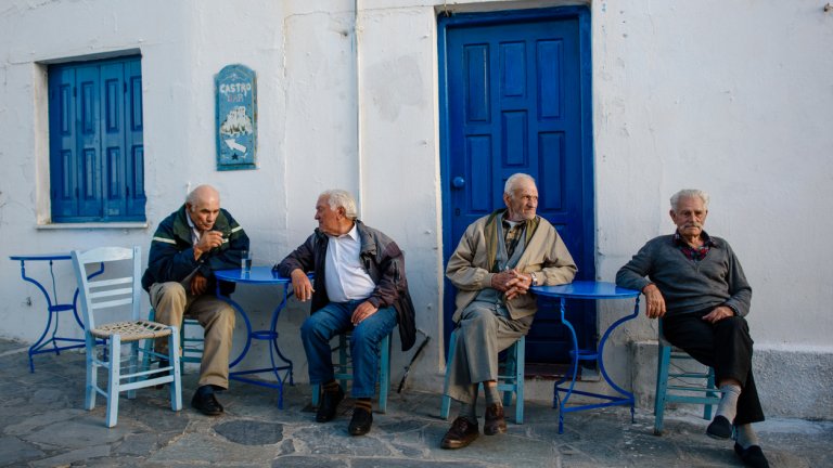 В Икария водят типичния и за други части на Гърция старовремски социален живот.