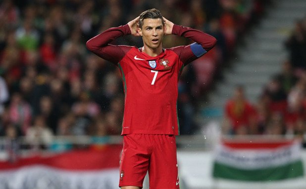 1. Роналдо няма спирка
С двата си гола срещу Унгария Кристиано Роналдо увеличи головата си сметка на 35 през сезона на клубно и национално ниво. Стигна и кота 70 с фланелката на Португалия, което го нареди на четвърто място във вечната листа на голмайсторите за национални отбори, зад Миро Клозе, Шандор Кочиш и лидера Ференц Пушкаш, който има 84 за Унгария. Роналдо все още е на 32, а физическата му форма ни показва единствено, че той е от футболистите, които ще играят, докато сами решат да спрат. А като знаем жаждата му за подобряване на всякакви рекорди, със сигурност, вече гледа към този на великия Пушкаш.
