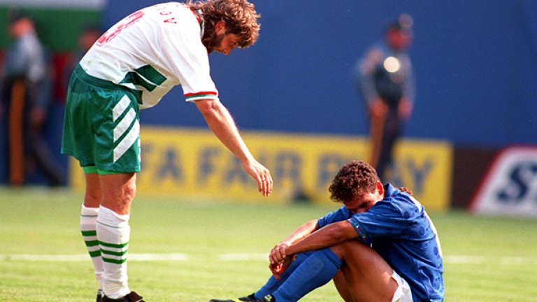 Роберто Баджо Все още помним пропуснатата дузпа на Баджо от финала на Мондиал 1994. Мондиалът, който донесе огромна радост на българите, но не и на италианците. „Адзурите“ загубиха финала от Бразилия след изпълнение на дузпи. Баджо има 489 мача и 223 гола в клубната си кариера. В 57-те си мача за Италия отбелязва 26 попадения, с което е и под №4 във вечната ранглиста на голмайсторите на националния отбор. 