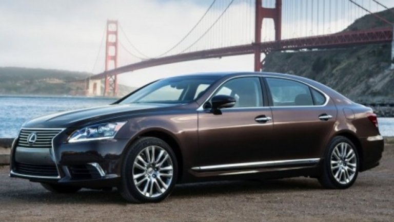 Lexus LS 600h
Японските марки не изостават при създаването на луксозни, но и динамични хибриди. Седанът LS 600h се ускорява от 0 до 100 км/ч за 5,5 секунди, а основната част от хибридната установка е 5-литровият V8 бензинов двигател, една от гордостите на инженерите на Toyota.