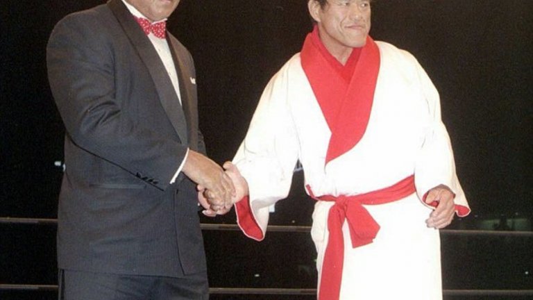 И въпреки че по-късно двамата с Иноки стават големи приятели, шампионът плаща огромна цена в резултат на странната схватка в Токио.
След нея той е с разкъсани кръвоносни съдове и безброй съсиреци в краката.