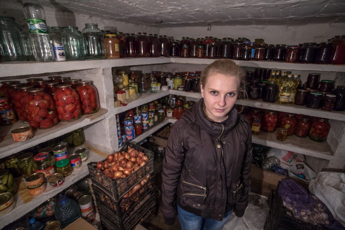 17-годишната Даша стои в мазето на семейната къща в Източна Украйна заедно с родителите си. Мазето се използва за бомбоубежище, когато огънят между двете страни започне отново съвсем близо до селото на Даша.
