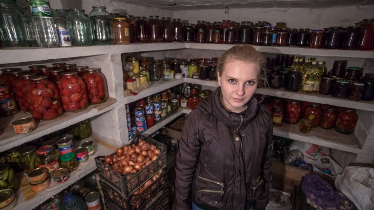 17-годишната Даша стои в мазето на семейната къща в Източна Украйна заедно с родителите си. Мазето се използва за бомбоубежище, когато огънят между двете страни започне отново съвсем близо до селото на Даша.