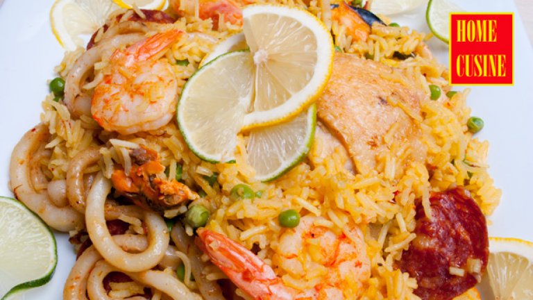 Паеля с пиле и морски дарове