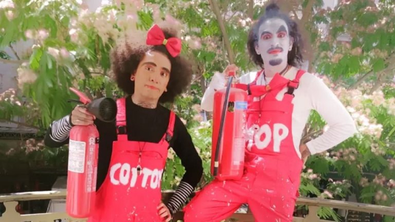 Смехът е най-ефикасното оръжие, нищо, че в полицейските обучения не им го казват, пише Мария Касимова