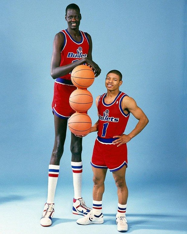 231-сантиметровият Мануте Бол е най-високият играч в историята на НБА, заедно с Георге Мурешан. До него за един сезон през 1987 г. игра Тайрон "Мъгси" Богс - най-ниският баскетболист в историята на лигата - 160 см!