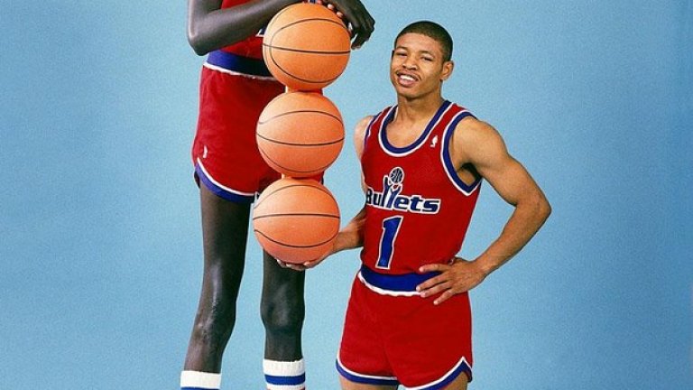 7. Най-ниският и най-високият играч в историята на НБА са играли в един и същи отбор по едно и също време. През сезон 1987-88 тандемът на Вашингтон Булетс между 234-сантиметровия Мануте Бол и 160-сантиметровия Мъгси Богс е странен, но за сметка на това успешен.