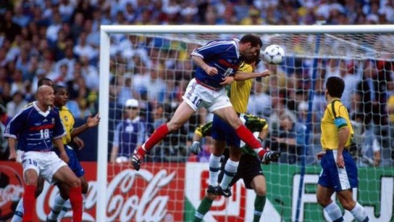 1998 г. - Зинедин Зидан вкарва втория си гол с глава на финала, спечелен лесно с 3:0 от Франция.