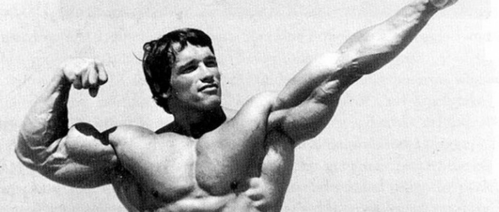 1970-те
Десетилетие по-късно, когато хипи-движението вече е отшумяло, един нов мъжки образ се задава на хоризонта. Той е несъвместим със сексуалната революция, но все пак не би бил възможен без нея. А именно образът на бодибилдъра, на алфа-мъжкаря. Ако си представим Юджин Сендоу от началото на века, но с няколко пъти по-едро тяло, ще получим образа на новия мъж. Именно използвайки новото отношение към мъжествеността в обществото, Арнолд Шварценегер започва да гради своята невероятна кариера, продължила почти три десетилетия. Шесткратният "Мистър Олимпия" възстава срещу хипи-тенденцията на дългите коси, брадите и широките дрехи и успешно пренася мъжката мода в 80-те години...