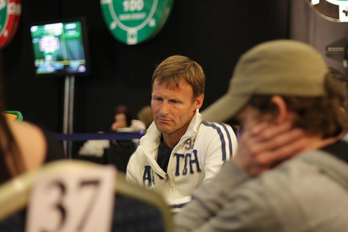 Теди Шерингам
Бившият съотборник на Каскарино в Милуол също влезе в света на покера след края на футболната си кариера. 330 хил. долара е печалбата му до момента. Най-големият му удар си остава от 2009 г.  World Series of Poker Main Event във Вегас - 66 хил. долара. 