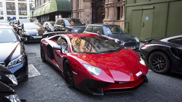 Lamborghini Aventador с цена от 256 000 лири в тясна лондонска улица