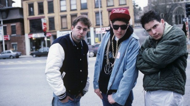 Beastie Boys – Licensed to Ill (1986)

Първият хип-хоп албум, достигнал номер 1 в Billboard, разтресе индустрията за години напред. Малко артисти издават нещо толкова самоуверено и утвърждаващо, особено пък още при първия си опит. Във взривна рап-рок комбинация, Beastie Boys призоваваха Америка да се бори за правото си да купонясва и да се забавлява. По-късно Майк Ди, Ад-Рок и Ем Си Ей преминаха отвъд студентския хумор и безгрижното поведение на Licensed to Ill, но именно в този албум разработиха емблематичната комбинация от хип-хоп под звуците на китарни рифове, напомнящи Led Zeppelin, Джеймс Браун и други класики.