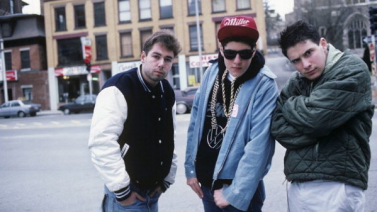 Beastie Boys – Licensed to Ill (1986)
Първият хип-хоп албум, достигнал номер 1 в Billboard, разтресе индустрията за години напред. Малко артисти издават нещо толкова самоуверено и утвърждаващо, особено пък още при първия си опит. Във взривна рап-рок комбинация, Beastie Boys призоваваха Америка да се бори за правото си да купонясва и да се забавлява. По-късно Майк Ди, Ад-Рок и Ем Си Ей преминаха отвъд студентския хумор и безгрижното поведение на Licensed to Ill, но именно в този албум разработиха емблематичната комбинация от хип-хоп под звуците на китарни рифове, напомнящи Led Zeppelin, Джеймс Браун и други класики.