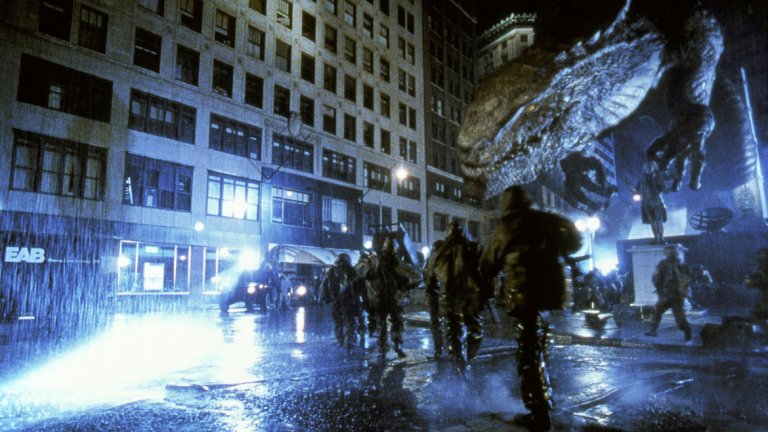 Godzilla 
Ако японският оригинал от 1954 г. успя да остави своята следа в киното, правейки майсторски паралели с атомните бомби и техният унищожителен ефект за хората, то американският римейк от 1998 г. не оставя след себе си нищо по-значимо от образа на Матю Бродерик, носещ барета. Godzilla на практика е опитът на киностудиата да капитализират възможно най-много пари от филмите със зъбати чудовища след "Джураскик парк". 
