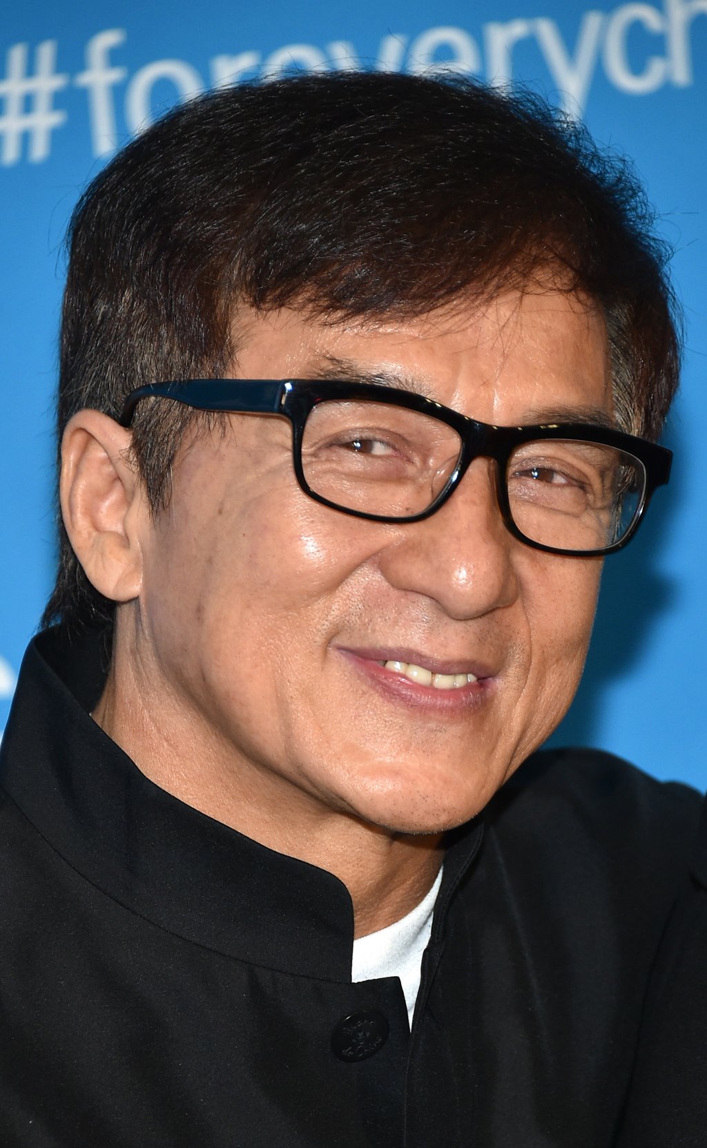 Дъщерята на Джеки Чан, която всъщност е извънбрачно дете, се отрича от него и казва, че не го приема като истински баща, а по-скоро като актьор и здвезда. Майка й пък приема отношенията си с Джеки за гршка. 