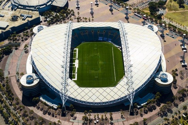 19. "Австралия", Сидни - мултифункционален.
Построиха го през 1999-а, но стана бързо дом на австралийския спорт. Прие голяма част от събитията на лятната олимпиада през 2000-а година. Днес на него играят ръгби, австралийски футбол, както и европейската игра със същото име. 83-хиляден гигант с най-модерна структура и всички възможни удобства.