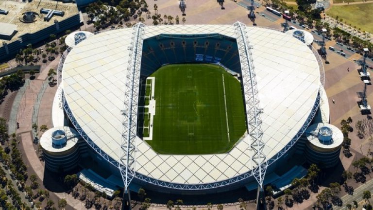 19. "Австралия", Сидни - мултифункционален.
Построиха го през 1999-а, но стана бързо дом на австралийския спорт. Прие голяма част от събитията на лятната олимпиада през 2000-а година. Днес на него играят ръгби, австралийски футбол, както и европейската игра със същото име. 83-хиляден гигант с най-модерна структура и всички възможни удобства.