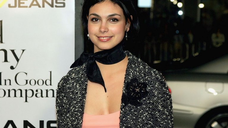 Когато съпругът ти не помни кога те е срещнал
Морена не изглежда като жена, която е лесно да забравиш. Собственият ѝ съпруг обаче е направил точно това - когато се срещнали на снимачната площадка на "Готъм", той нямал спомен, че са работили заедно години по-рано. Бакарин всъщност има участие в няколко епизода на "Кварталът на богатите" (The O.C.) през 2006 г. (на снимката е на 25 г. през 2004 г.) В защита на Маккензи може да се посочи, че двамата не са имали общи сцени. Бакарин обаче все пак отишла до караваната му и се представила, а той отвърнал само с едно кимване и "здравей". Когато тя му разказала случката на снимачната площадка на "Готъм", Маккензи попитал "Какъв идиот би направил подобно нещо?", а тя отвърнала "Този идиот тук". Неведоми са пътищата на любовта...