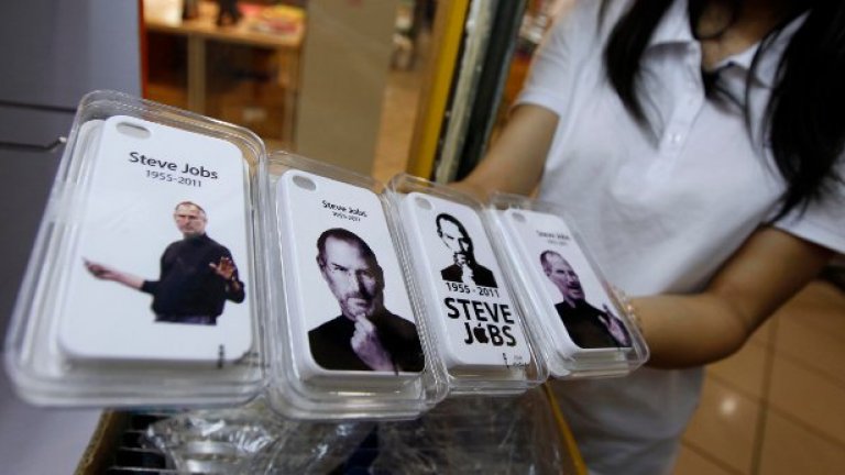 iPhone 4 с портрет на Стив Джобс, пуснат в продажба на 9 октомври 2011 г. от фабриката в Шенжен, провинция Гуангдонг в Китай