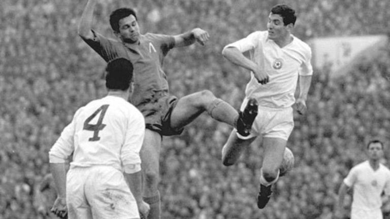 Чичо Митко се разписва в Тел АвивИзраел – България 1:2, 21 ноември 1965 г., стадион „Раман Ган“, Тел Авив
Двубоят се явява решаващ за класирането на България на световното първенство през 1966 г. в Англия. Само победа устройва нашия отбор, за да се добере до допълнителен мач срещу Белгия. В 31 минута повеждаме с 1:0 след гол на ветерана Иван Колев. Но малко след почивката Димитър Пенев си вкарва автогол след удар на Рахамим Талби. Чичо Митко не преценява правилно как да избие и праща топката в мрежата. Към края вече изглежда, че всичко отива по дяволите и ще гледаме световното по телевизията, когато Георги Аспарухов – Гунди вкарва спасителния гол. Победа с 2:1 и България ще играе бараж срещу Белгия на неутрален терен.