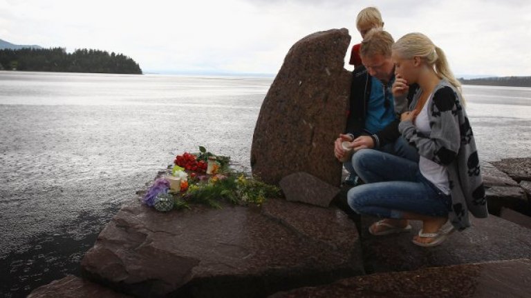 Два дни след атентата норвежкото общество засвидетелства съболезнованията си към загиналите на остров Ютьоя