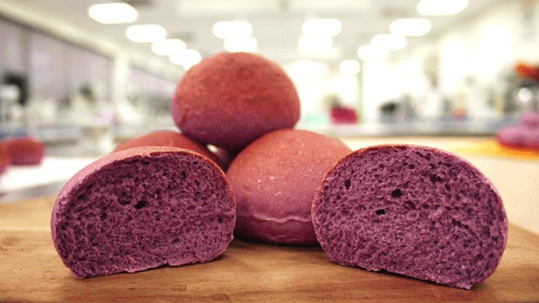 Богат на антиоксиданти, предпазващи от рак, с 20% по-бавно разградим от обикновения бял хляб и създаден изцяло от естествени съставки, лилавият хляб може да се окаже първата суперхрана в света на тестените изделия (ГАЛЕРИЯ)
