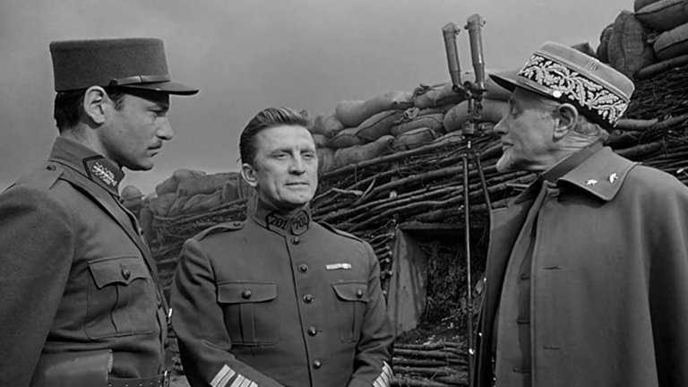 Paths to Glory / “Пътища към слава”
Когато на едно място се съберат геният на Стенли Кубрик и харизматичното присъствие на Кърк Дъглас, трудно може да не се получи нещо голямо. В случая става въпрос за цяло френско подразделение, което отказва да участва в самоубийствена атака, а собствените им офицери дават заповед срещу тях да се стреля, за да бъдат принудени да атакуват. Когато и тази заповед е нарушена, всички отиват на военен съд с цел да бъде даден пример за назидание.
Акцентът е върху абсурдността на командването по време на Първата световна война, като военачалниците са представени като жадни за успехи кариеристи, които не зачитат живота даже на собствените си подчинени.