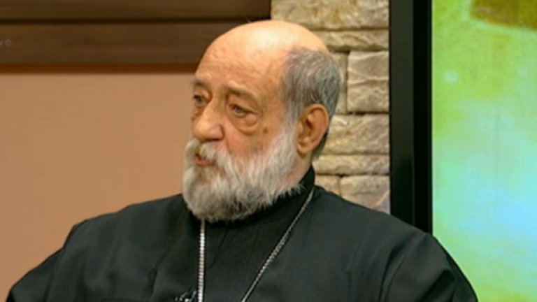 Отец Амбарев беше свещеник в Града на истината през 1990 г. и говорител на Независимото дружество за защита правата на човека.
