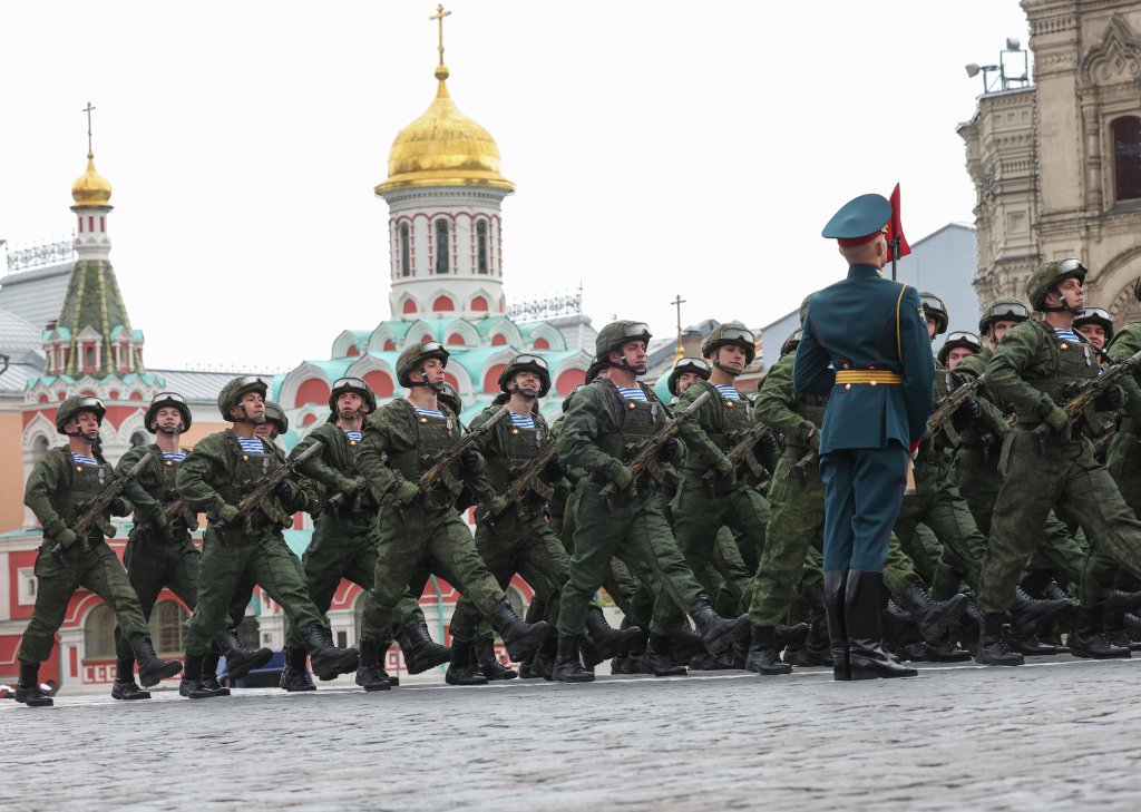 Русия проведе своя традиционен военен парад, но без военна техника и със скромно присъствие на чужди лидери.