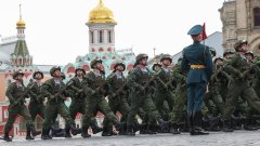 Русия проведе своя традиционен военен парад, но без военна техника и със скромно присъствие на чужди лидери.