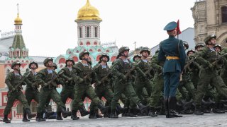 Русия проведе своя традиционен военен парад, но без военна техника и със скромно присъствие на чужди лидери.
