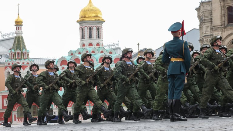 Русия проведе своя традиционен военен парад, но без военна техника и със скромно присъствие на чужди лидери.
