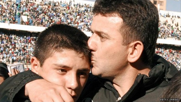Боливийският рекорд. Предходните две истории бяха свързани с благотворителни инициативи. Във футболното първенство на Боливия обаче 12-годишен талант излезе на терена и помогна на отбора си да запише победа в официален мач. Треньорът Хулио Балдивиесо бе останал със съвсем малко здрави играчи и бе принуден да пусне сина си Маурисио. А момчето спечелило дузпа и за малко не се разписало с красив удар.