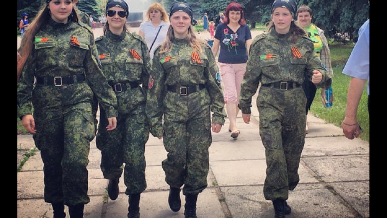 Младежки отряди от съветски тип властват в Източна Украйна. Някои от тях се състоят от само от момичета