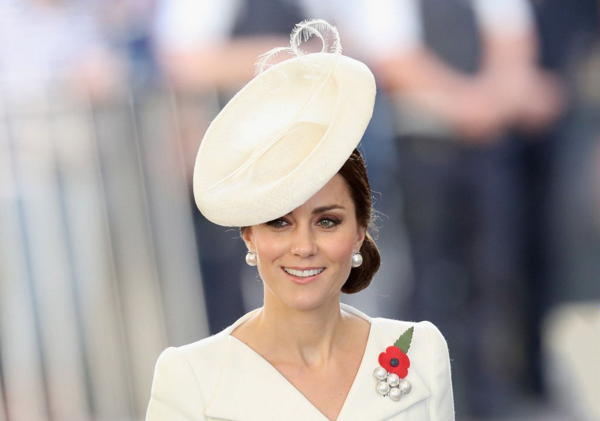 Още от момента на годежа си с принц Уилям, който беше обявен през 2010-а година, стилът Кейт Мидълтън е непрекъснат обект на внимание.

Независимо дали нейните дрехи са от прочути дизайнери, или от по-достъпни марки – Кейт може да ги продаде за минути, както е доказвала неведнъж. Някои дори наричат това “ефектът на Кейт“.
Херцогинята на Кеймбридж може да изглежда едновременно небрежно и стилно. Дори и в дънки и гуменки на състезание по гребане Кейт ни се струва елегантна. За официални събития тя избира изчистени рокли без много детайли като дори си навлича критики, че е твърде обикновена и скучна. 

Аксесоарите й също са доста сдържани – Кейт не обича натрапчиви бижута, големи камъни и претрупан вид. Много често единственото й бижу е годежният й пръстен, принадлежащ на покойната лейди Даяна.