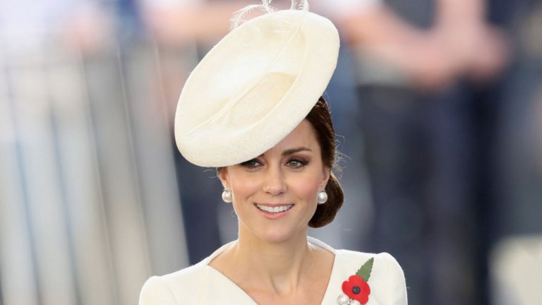 Още от момента на годежа си с принц Уилям, който беше обявен през 2010-а година, стилът Кейт Мидълтън е непрекъснат обект на внимание.

Независимо дали нейните дрехи са от прочути дизайнери, или от по-достъпни марки – Кейт може да ги продаде за минути, както е доказвала неведнъж. Някои дори наричат това “ефектът на Кейт“.
Херцогинята на Кеймбридж може да изглежда едновременно небрежно и стилно. Дори и в дънки и гуменки на състезание по гребане Кейт ни се струва елегантна. За официални събития тя избира изчистени рокли без много детайли като дори си навлича критики, че е твърде обикновена и скучна. 

Аксесоарите й също са доста сдържани – Кейт не обича натрапчиви бижута, големи камъни и претрупан вид. Много често единственото й бижу е годежният й пръстен, принадлежащ на покойната лейди Даяна.