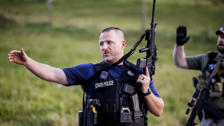 Повече от 24 часа полицията в САЩ издирва масовия убиец от Люистън