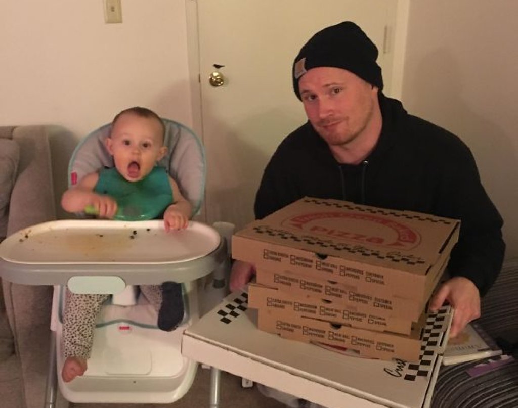 А това находчиво бебе поръчало няколко пици за по 94 долара всяка през телефона на баща си