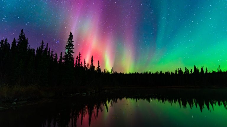 Тя е резултат от "канонада слънчеви изригвания" в последните дни