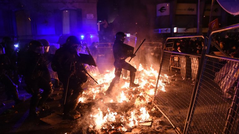 Сблъсъци между полиция и протестиращи в Барселона