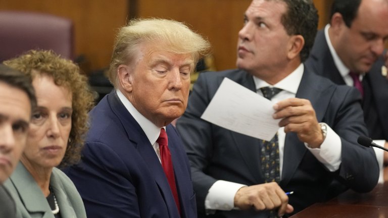 Арестуваха Доналд Тръмп, а той обяви, че е невинен по 34 обвинения (Снимки)