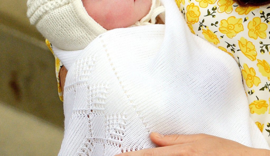 Първата поява на Шарлот пред света, в обятията на майка й.