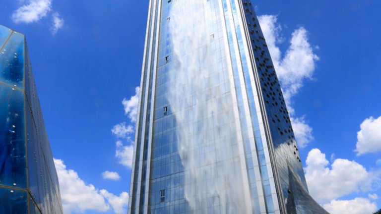 Водопад от върха на 121-метров небостъргач