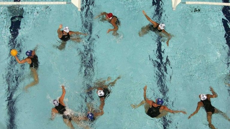 Мач между женските отбори по водна топка на Унгария и Канада на Олимпиадата в Атина през 2004 г.