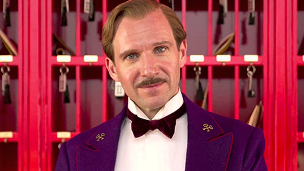 17. М. Густав от \"The Grand Budapest Hotel\" 
Като млад мъж, актьорът Ралф Файнс е бил портиер в Brown’s Hotel. Това му помага да изгради образа на Густав. 