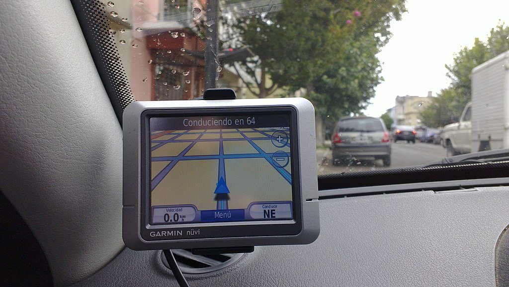 От края на 80-те години на миналия век самостоятелните GPS устройства помагат на много шофьори да стигнат до крайната си дестинация, без да се налага да се консултират с хартиена карта. Но сега, когато нашите смартфони също могат да правят това доста удоб