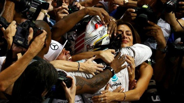 През ноември Никол сподели триумфа на Люис в Абу Даби, където той спечели втората си световна титла във Формула 1
